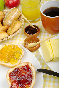 重点桌布杯子加橙汁咖啡和水果的酱早餐选择焦点佳宾早餐图片