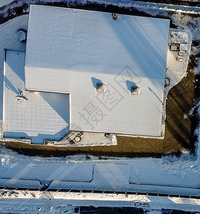 下雪的财产被无人机从空中登入冬天雪大厅门盖着风景优美图片