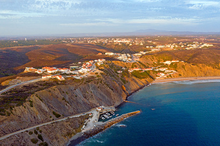 海洋家从葡萄牙西海岸Arifana村起飞的空中机阿里法纳图片