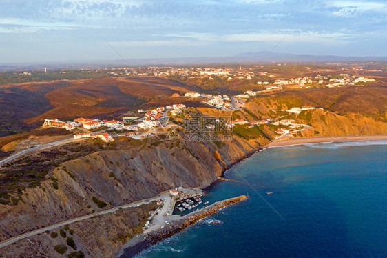 海洋家从葡萄牙西海岸Arifana村起飞的空中机阿里法纳图片