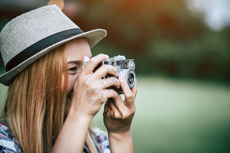 肖像快乐的摄影师年轻女模范配有胶片反光照相机图片