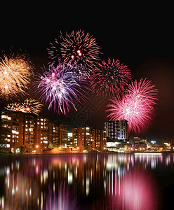 海闲暇夜间烟花和多彩的城市夜线从水中反射出来火箭图片