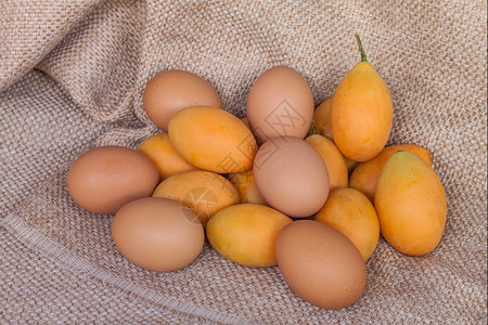 树橙甜美的玛莉安李梅茶果和棕袋蛋自然图片