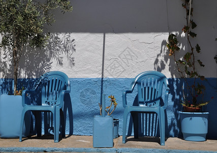 美丽的希腊景色左边有蓝椅子是橄榄树花瓶明亮的家具图片