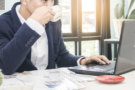 商业坐着年轻人喝咖啡闭着男人图片