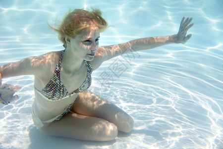 女孩在游泳池水下女士潜员蓝色的图片