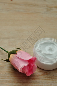 产品粉红色的人工玫瑰带有一罐白体润滑剂身皮肤图片