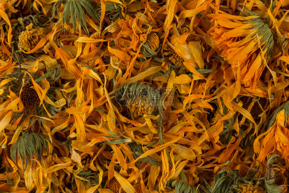 草本植物万寿菊有机的Calendulula流式茶作为背景注入的茶叶图片