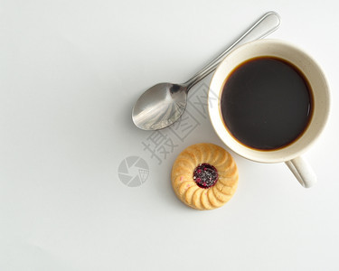 烘烤的金木制一个满咖啡和圆饼干的杯子在白色背景上孤立图片
