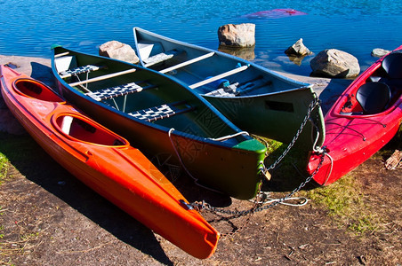 冷静的日光下海岸上有多彩的独木舟水娱乐图片