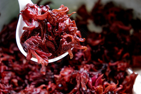 以传统泰国方法制作Roselle果汁的过程使用泰国传统方法茶点红色的经过图片