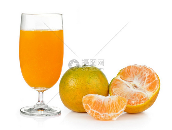 新鲜甜的柑橘橙汁和孤立在白色背景上的橙子图片