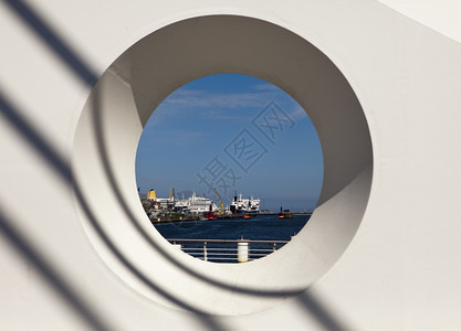 一种爱尔兰都柏林港口码头的船舶通过塞缪尔贝克特大桥一个类似轮洞的环形圆可以看到船身在爱尔兰都柏林港口的码头基础设施圆圈图片