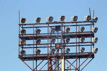 泛光灯照明行业在体育场的聚光灯顶部在体育场的聚光灯上图片