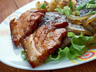 捣碎晚餐肉汁Calf肝脏和培根含有牛角肝和熏肉最爱食品的盘子图片
