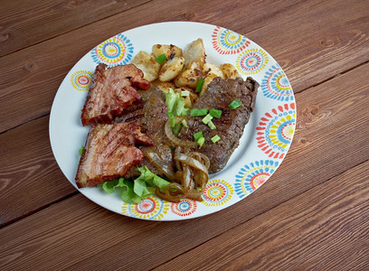 小牛捣碎Calf肝脏和培根含有牛角肝和熏肉最爱食品的盘子培根最爱图片