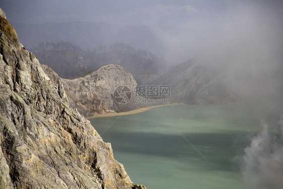 硫汽危险的东南亚火山中含有毒烟雾和气体的克拉纳湖图片