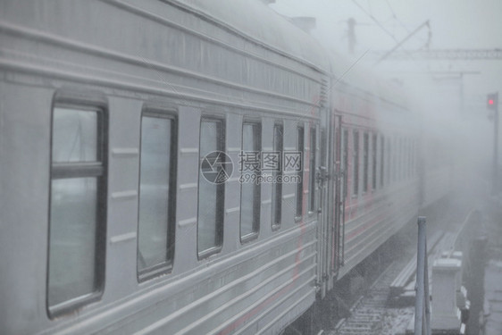 霜冬季铁路火车经过寒冷的长途雪地路过冬季铁下雪的距离图片