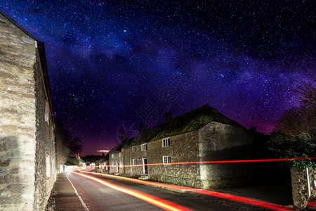 Abbotsbury村夜空下没有街道灯光星系家地标图片