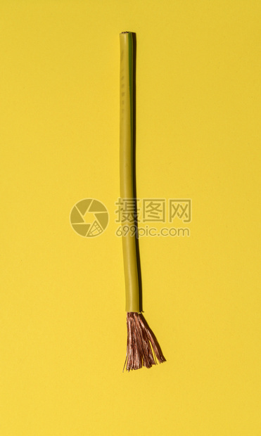 联系黄色背景的电缆将铜线散开最起码的电源背景是传播搁浅图片