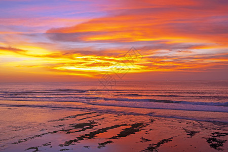 印度尼西亚巴厘岛乌卢瓦图地区日落的美丽空中自然海滩戏剧图片