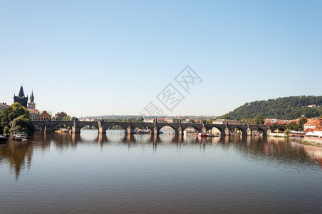 Vltava河与查尔斯桥在捷克布拉格市中心的夏日时间塔户外欧洲图片