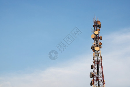具有美丽天空背景的电讯塔Tall移动的车站雷达图片