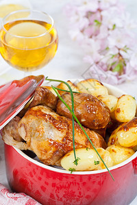 草本植物煮熟的美味鸡肉和烤土豆午餐图片