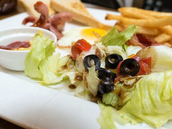 一顿饭配有生菜和橄榄的花园沙拉底带早午餐开胃菜美食图片