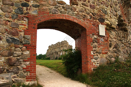 古老的爱沙尼亚15世纪城堡的废墟墙过去图片