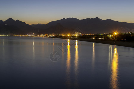 夏天安塔利亚夜视和地中海老的火鸡图片