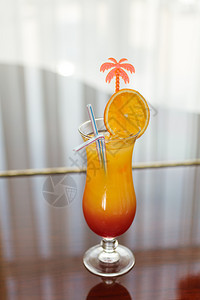 白色的橙红鸡尾酒龙舌兰太阳升起鸡尾酒甜的混合图片