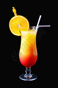 玻璃橙红色鸡尾酒龙舌兰日出鸡尾酒黑色背景的鸡尾酒黄色龙舌兰图片