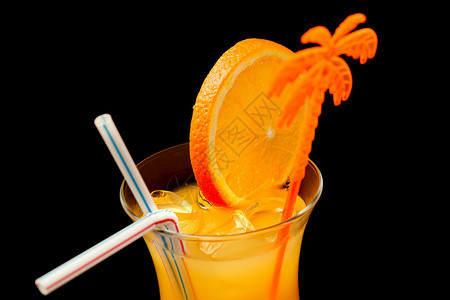 酒吧玻璃黑色的橙红鸡尾酒龙舌兰日出鸡尾酒黑色背景的鸡尾酒图片