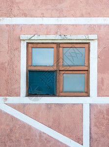 镇旧城废建筑的木窗玻璃肮脏的老图片
