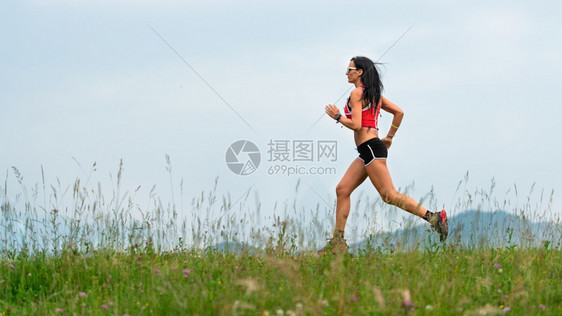 女长跑跑选手图片