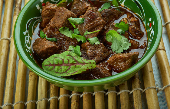 一顿饭辛辣的Tawa羊肉巴基斯坦煎肉烤羊切洋葱姜大蒜糊切番茄食物图片