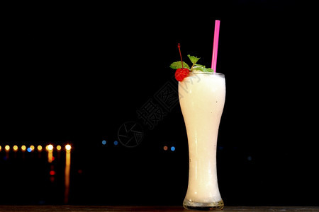 柠檬汁在玻璃杯中摇着饮料上面有薄荷叶和樱桃喝夏天冰沙图片