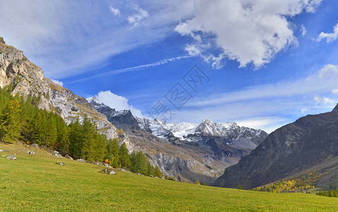 欧洲多云的天空下高山脉地貌旅行风景公园图片