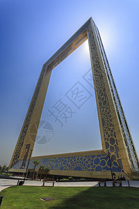 阿联酋迪拜框架是世界上最大的框架其高度为150米492英尺由玻璃钢铁铝和加固混凝土制成现代的建筑学图片