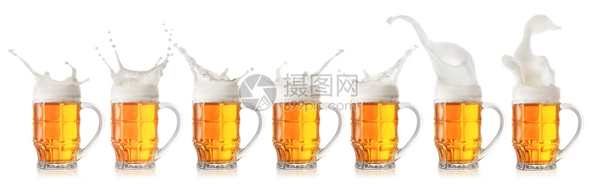 贮藏啤酒金的白背景收集中隔绝的杯子上泡沫状轻啤酒喷雾将泡沫式轻啤酒喷泉装在杯子里酒精图片