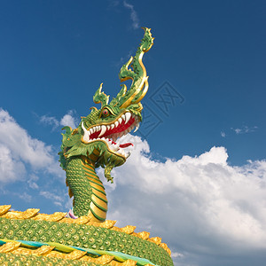 装饰风格云层的天空背景上亚洲龙头象征建筑学图片素材
