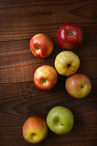 木头高的富士加拉史密斯奶布劳本金美食高角度的热门菜品位上各种新鲜摘苹果品种布雷本图片