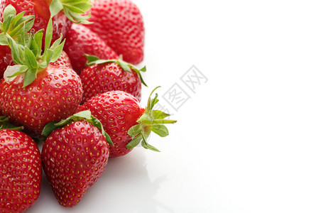 有机的美味白色背景新鲜天然草莓可放文字版面位置美丽的背景图片