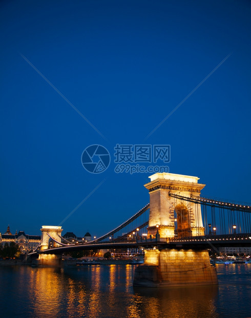 夜晚水匈牙利布达佩斯Szechenyi连锁桥夜间匈牙利布达佩斯东图片