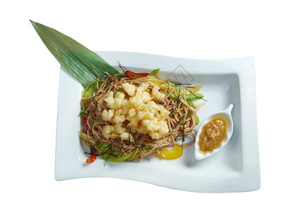 海鲜面条食物日本烹饪美索巴面和Tempura海产食品和蔬菜白背景剪贴图片