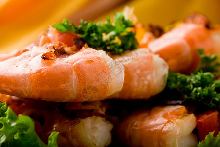 意大利辣香肠相片照美味的烤虾在配有肉桂蛋白的生菜床边沙拉餐巾纸图片