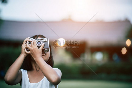 摄影服用肖像可爱的小女孩用反光照相机拍片图片
