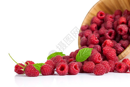 木头新鲜的草莓白底木碗里有叶子健康饮食背景图片