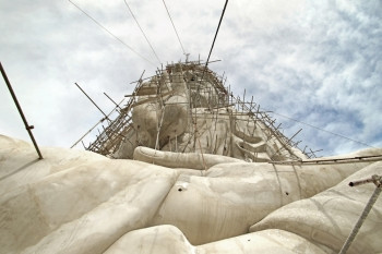 正在建造中有天空背景的buddha图像正在建设中下面艺术笏图片